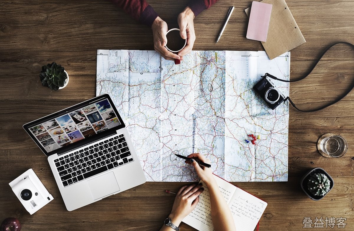 旅行规划：地图、咖啡与相机